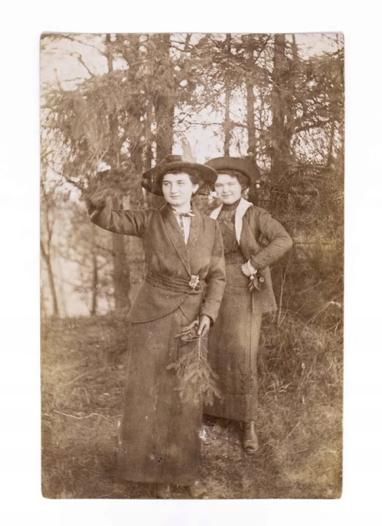 STARA FOTOGRAFIA - KOBIETY W SUKNIACH W LESIE, GRUDZIĄDZ 1913