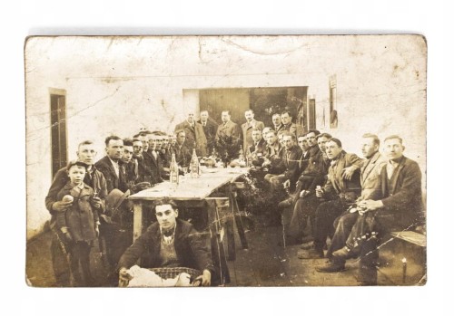 STARA FOTOGRAFIA - MĘŻCZYŹNI NA UROCZYSTYM SPOTKANIU, POZNAŃ OKOLICE l. 40