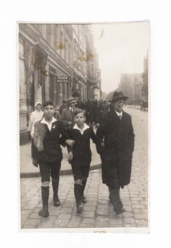 STARA FOTOGRAFIA - CHŁOPCY Z OJCEM NA MIEŚCIE, GRUDZIĄDZ 1933