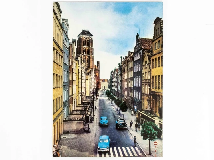 GDAŃSK - UL. PIWNA W TLE WIEŻA KOŚCIOŁA MARIACKIEGO LATA 60. / 70. PRL