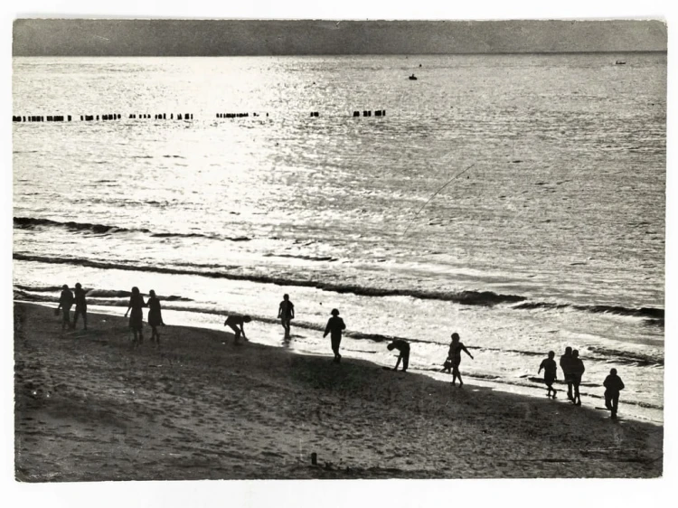 DZIWNÓW - PLAŻA Z WCZASOWICZAMI 1964 PRL