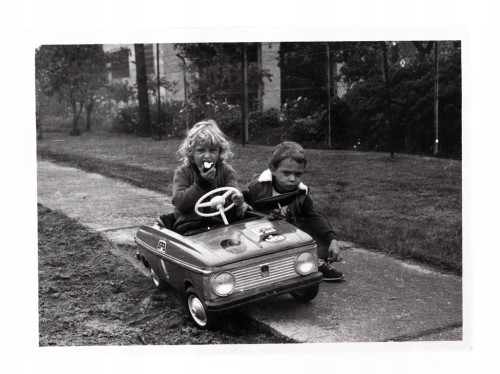STARA FOTOGRAFIA - DZIECI W SAMOCHODZIE ZABAWKOWYM 1987