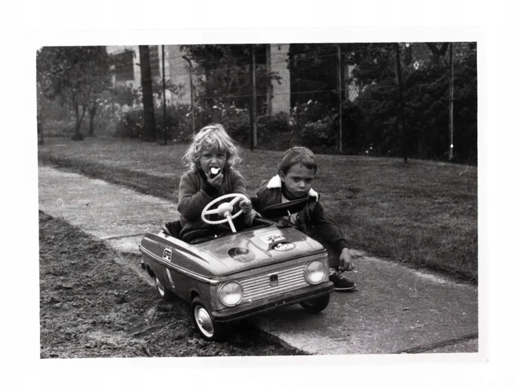 STARA FOTOGRAFIA - DZIECI W SAMOCHODZIE ZABAWKOWYM 1987