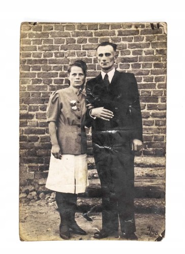 STARA FOTOGRAFIA - KOBIETA Z MĘŻCZYZNĄ, LUTY 1945