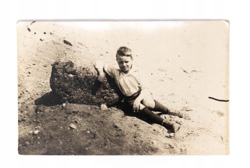 STARA FOTOGRAFIA - CHŁOPIEC NAD ZALEWEM KAMIEŃSKIM, KAMIEŃ POMORSKI 1931