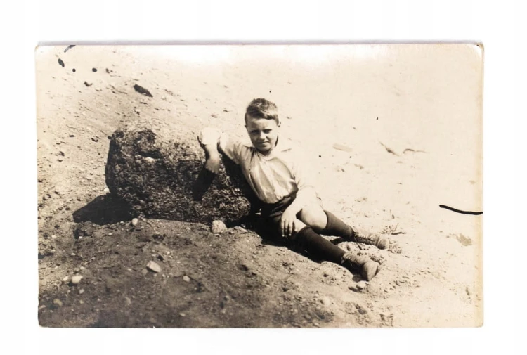 STARA FOTOGRAFIA - CHŁOPIEC NAD ZALEWEM KAMIEŃSKIM, KAMIEŃ POMORSKI 1931