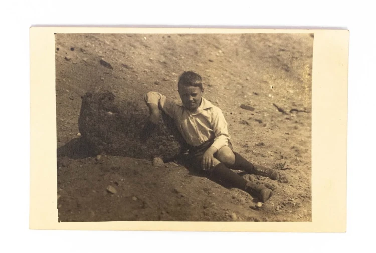 STARA FOTOGRAFIA - CHŁOPIEC NAD ZALEWEM KAMIEŃSKIM, KAMIEŃ POMORSKI 1931
