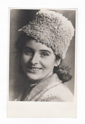 STARA FOTOGRAFIA - MŁODA KOBIETA W CZAPCE, POZNAŃ 1943