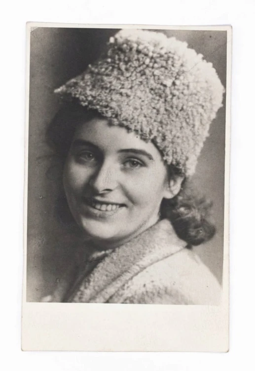 STARA FOTOGRAFIA - MŁODA KOBIETA W CZAPCE, POZNAŃ 1943