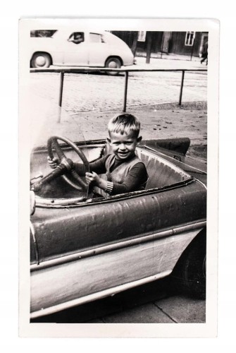 STARA FOTOGRAFIA - CHŁOPIEC W SAMOCHODZIE ZABAWKOWYM 1962