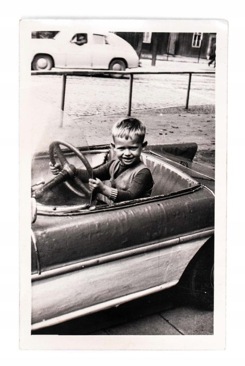 STARA FOTOGRAFIA - CHŁOPIEC W SAMOCHODZIE ZABAWKOWYM 1962