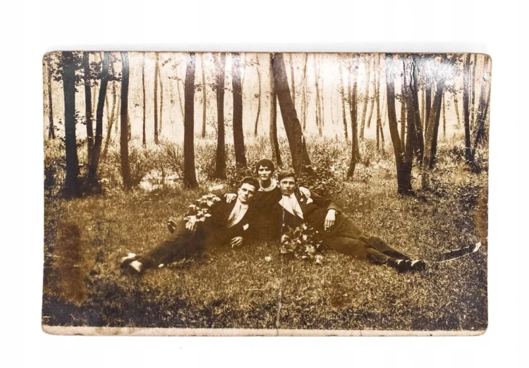 STARA FOTOGRAFIA - MĘŻCZYŹNI Z KOBIETĄ W LESIE, POZNAŃ OKOLICE II RP