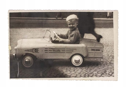 STARA FOTOGRAFIA - CHŁOPIEC W SAMOCHODZIE ZABAWKOWYM 1961