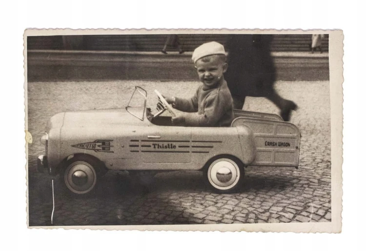 STARA FOTOGRAFIA - CHŁOPIEC W SAMOCHODZIE ZABAWKOWYM 1961