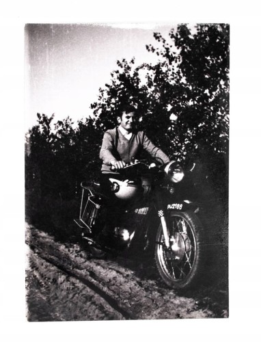 STARA FOTOGRAFIA - MĘŻCZYZNA NA MOTORZE, POZNAŃ OKOLICE l. 50/60