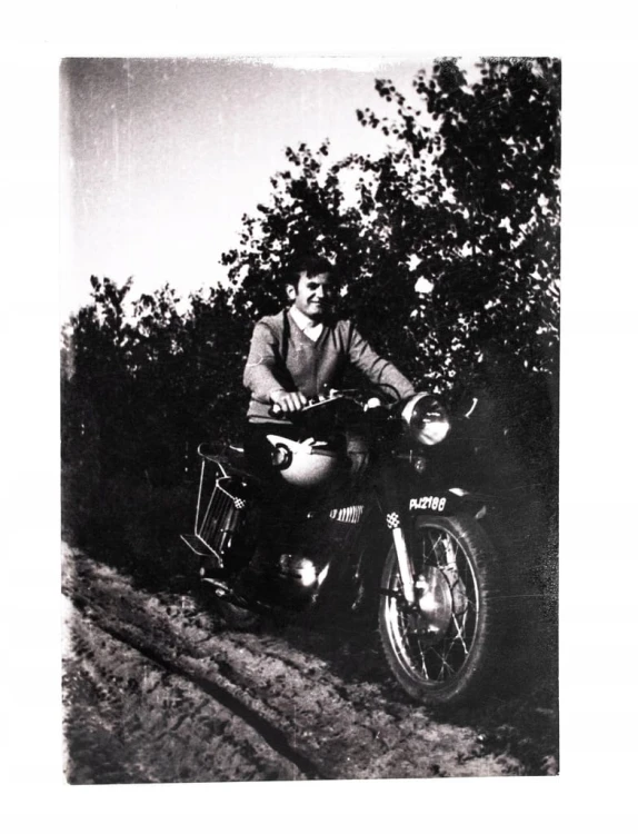 STARA FOTOGRAFIA - MĘŻCZYZNA NA MOTORZE, POZNAŃ OKOLICE l. 50/60
