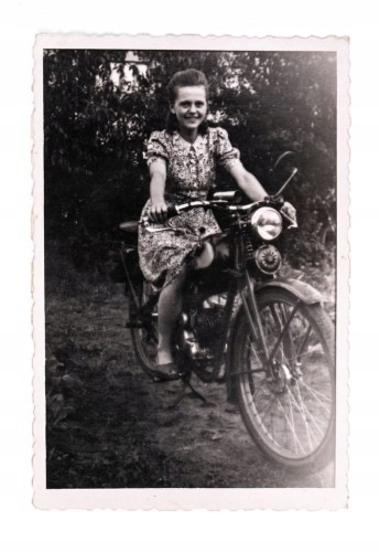 STARA FOTOGRAFIA - KOBIETA NA MOTORZE l. 40/50