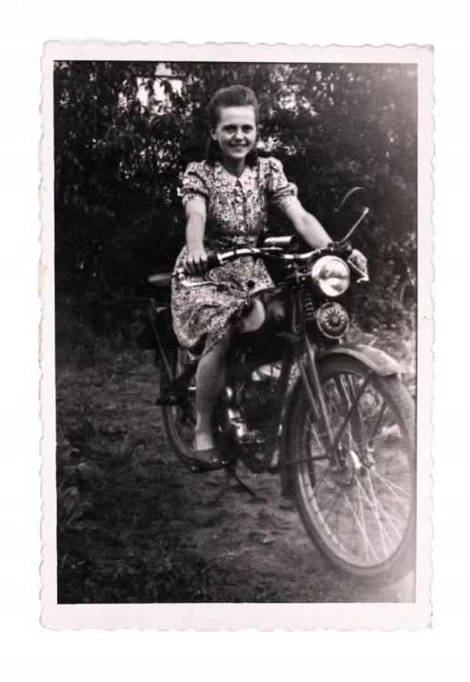STARA FOTOGRAFIA - KOBIETA NA MOTORZE l. 40/50