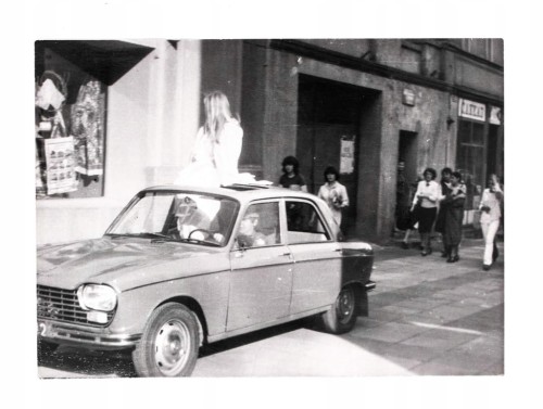 STARA FOTOGRAFIA - STARE AUTO PEUGEOT 204 W MIEŚCIE l. 60