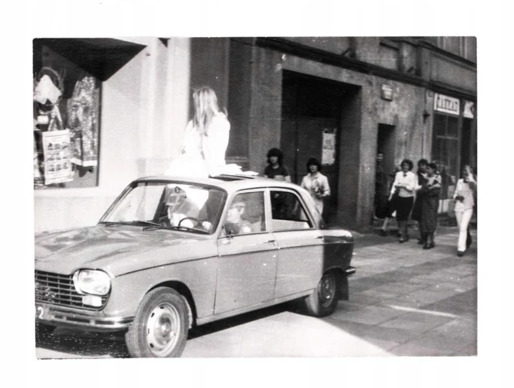 STARA FOTOGRAFIA - STARE AUTO PEUGEOT 204 W MIEŚCIE l. 60