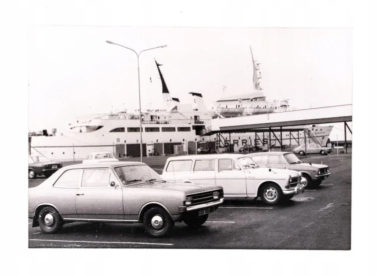 STARA FOTOGRAFIA - PORT MORSKI, STATEK, STARE SAMOCHODY l. 60