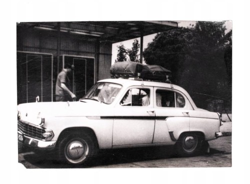 STARA FOTOGRAFIA - WYCIECZKA, AUTO MOSKWICZ, WĘGRY 1967