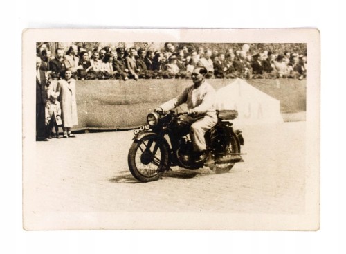 STARA FOTOGRAFIA - MĘŻCZYZNA NA MOTORZE, POCHÓD 1 MAJA, POZNAŃ l. 40/50