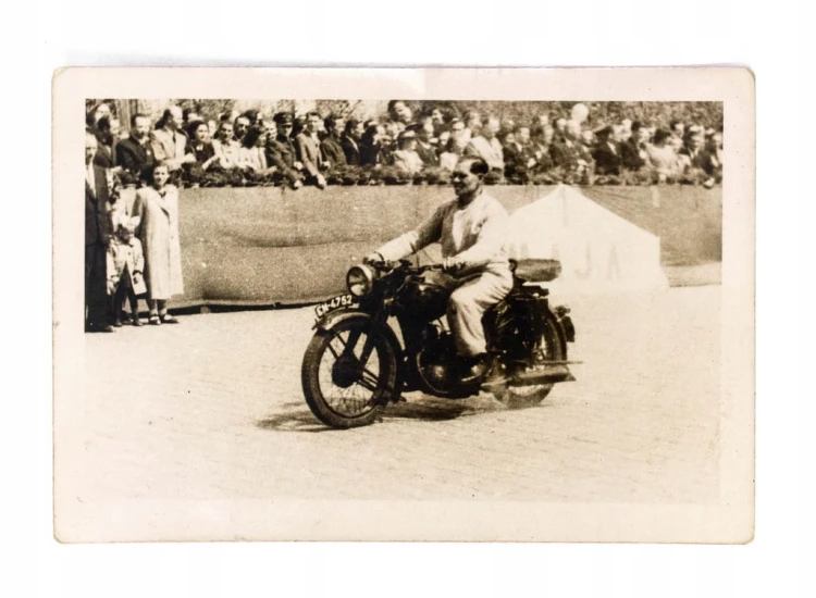 STARA FOTOGRAFIA - MĘŻCZYZNA NA MOTORZE, POCHÓD 1 MAJA, POZNAŃ l. 40/50