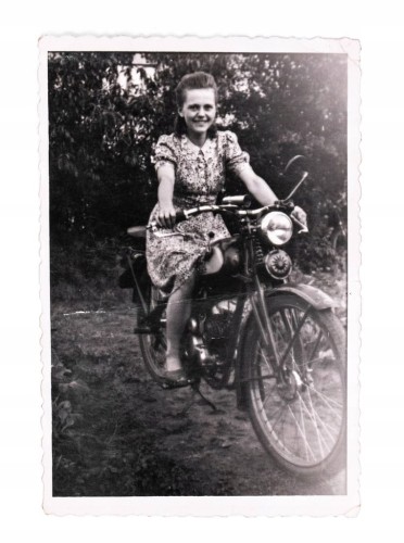 STARA FOTOGRAFIA - KOBIETA NA MOTORZE l. 40/50