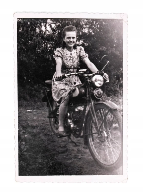 STARA FOTOGRAFIA - KOBIETA NA MOTORZE l. 40/50