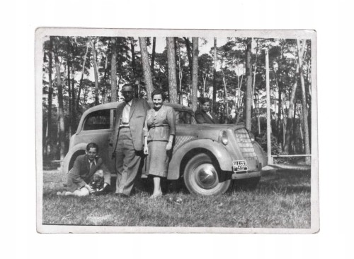 STARA FOTOGRAFIA - ZDJĘCIE RODZINNE, SAMOCHÓD OPEL OLYMPIA, POZNAŃ l. 50