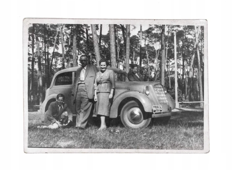 STARA FOTOGRAFIA - ZDJĘCIE RODZINNE, SAMOCHÓD OPEL OLYMPIA, POZNAŃ l. 50