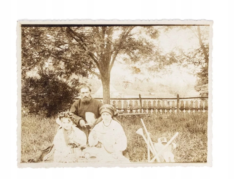 STARA FOTOGRAFIA - ZDJĘCIE RODZINNE, STROJE LUDOWE pocz. XX wieku