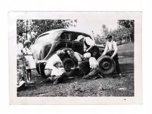 STARA FOTOGRAFIA - STARE AUTO, WYMIANA KOŁA, POLACY, KANADA 1946