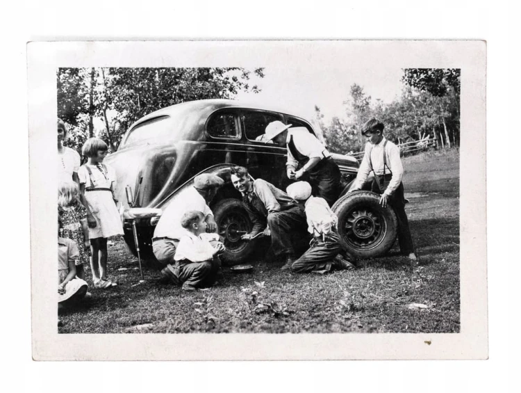 STARA FOTOGRAFIA - STARE AUTO, WYMIANA KOŁA, POLACY, KANADA 1946