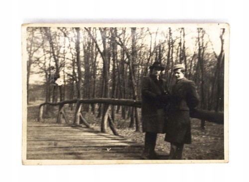STARA FOTOGRAFIA - MĘŻCZYŹNI W PŁASZCZACH W LESIE 1944