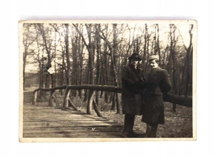 STARA FOTOGRAFIA - MĘŻCZYŹNI W PŁASZCZACH W LESIE 1944