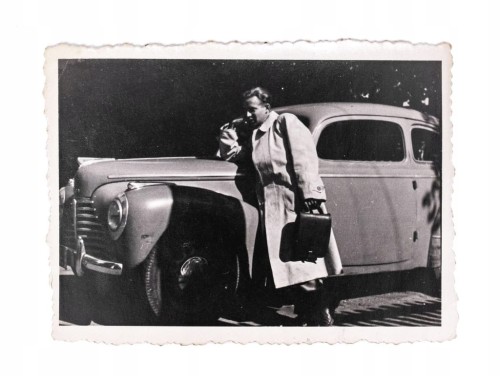 FOTOGRAFIA MĘŻCZYZNA W PŁASZCZU, AUTO SKODA TUDOR, GDAŃSK WRZESZCZ 1951
