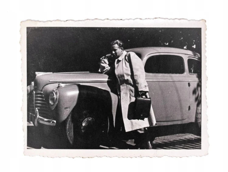 FOTOGRAFIA MĘŻCZYZNA W PŁASZCZU, AUTO SKODA TUDOR, GDAŃSK WRZESZCZ 1951