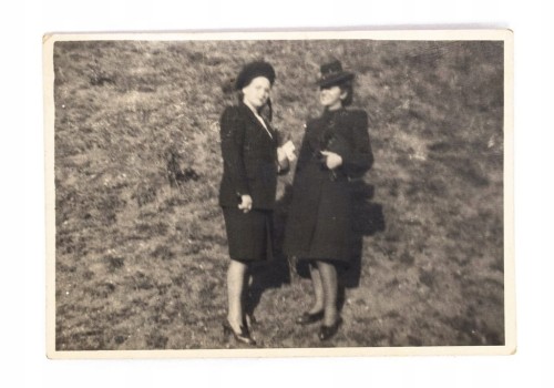 STARA FOTOGRAFIA - KOBIETY W PŁASZCZACH 1943