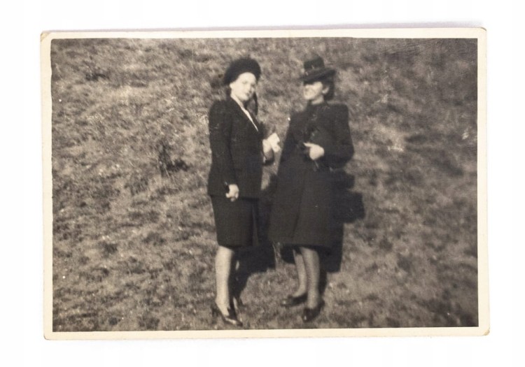 STARA FOTOGRAFIA - KOBIETY W PŁASZCZACH 1943