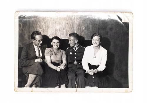 STARA FOTOGRAFIA - GRUPA ZNAJOMYCH, ŻOŁNIERZ l. 40