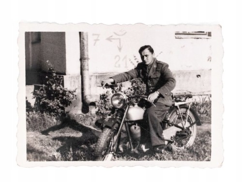 STARA FOTOGRAFIA - ŻOŁNIERZ NA MOTORZE l. 40/50