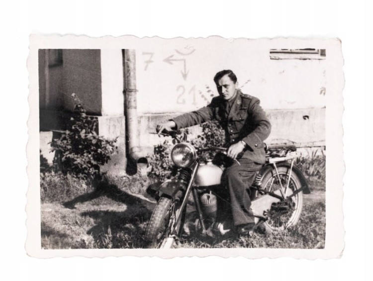 STARA FOTOGRAFIA - ŻOŁNIERZ NA MOTORZE l. 40/50