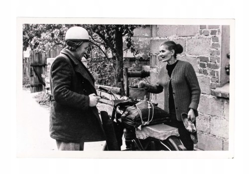 STARA FOTOGRAFIA - KOBIETA Z MĘŻCZYZNĄ, STARY MOTOR l. 50/60