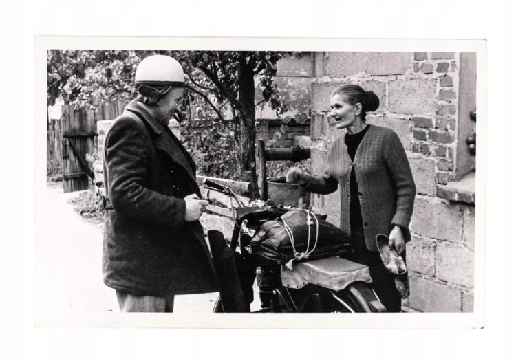 STARA FOTOGRAFIA - KOBIETA Z MĘŻCZYZNĄ, STARY MOTOR l. 50/60