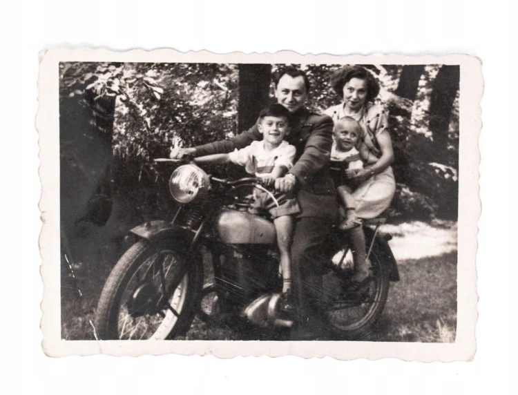 STARA FOTOGRAFIA - RODZINA NA MOTORZE, ŻOŁNIERZ l. 40/50