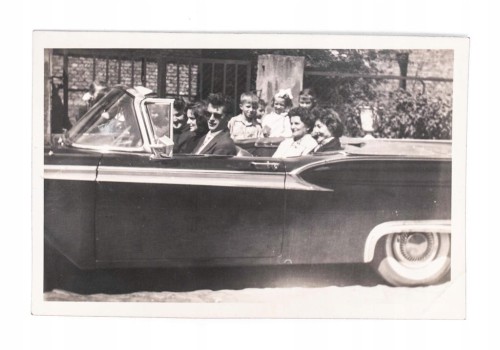 STARA FOTOGRAFIA - ZDJĘCIE RODZINNE, STARE AUTO FORD FAIRLANE 1959
