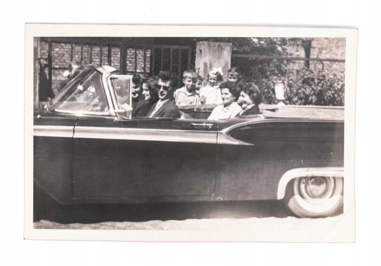 STARA FOTOGRAFIA - ZDJĘCIE RODZINNE, STARE AUTO FORD FAIRLANE 1959