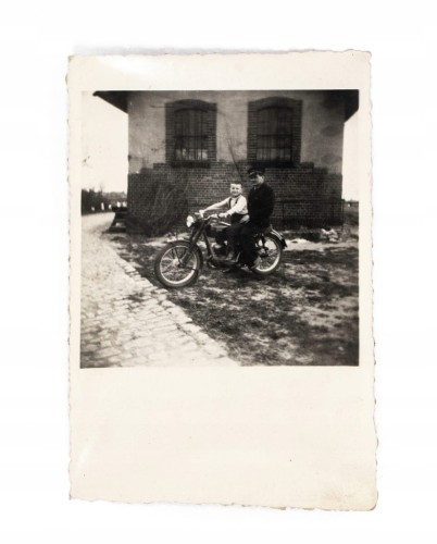 STARA FOTOGRAFIA - KOLEJARZ Z SYNEM NA MOTORZE l. 40
